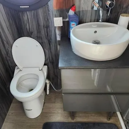 ספינת מלון A Tiny House On The Water *