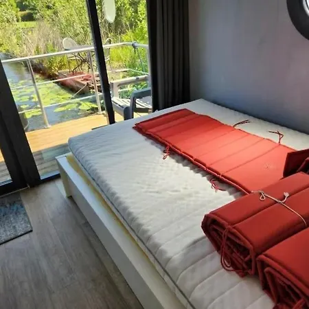 ספינת מלון A Tiny House On The Water Lisserbroek