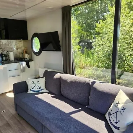 A Nice Tiny House On The Water * Lisserbroek