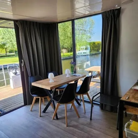 ספינת מלון A Tiny House On The Water
