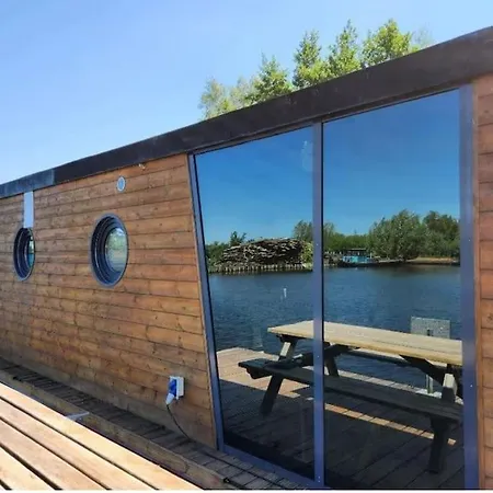 A Nice Tiny House On The Water *